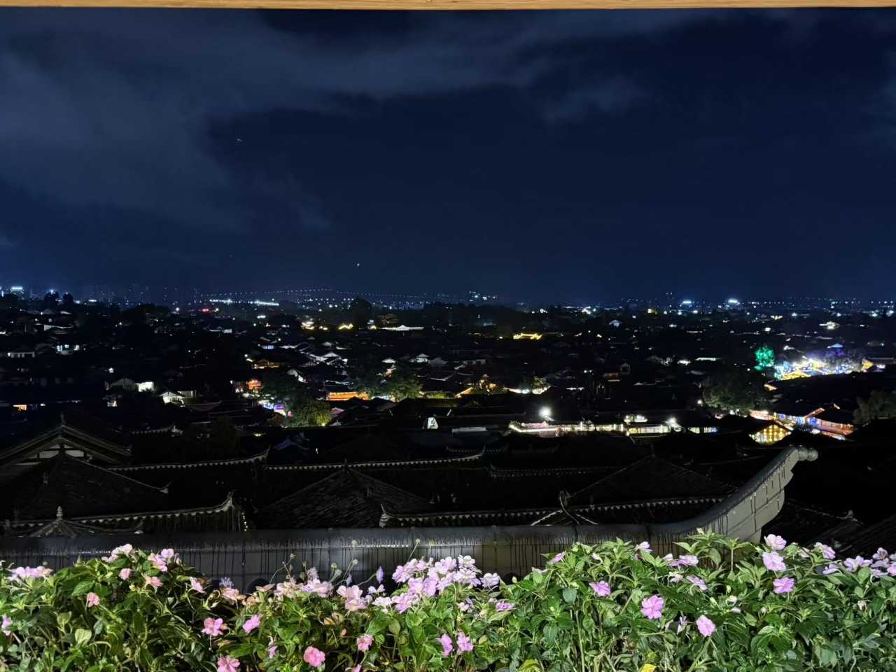 夜色中俯瞰古城灯火