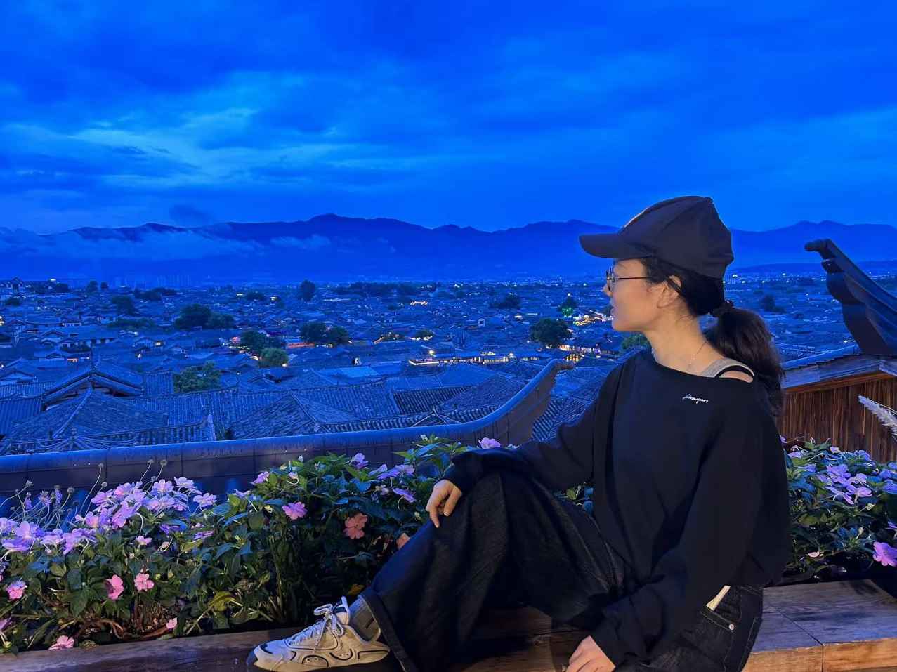 蓝调时分静坐看古城