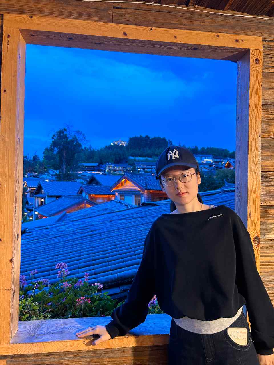 木窗前眺望古城夜色
