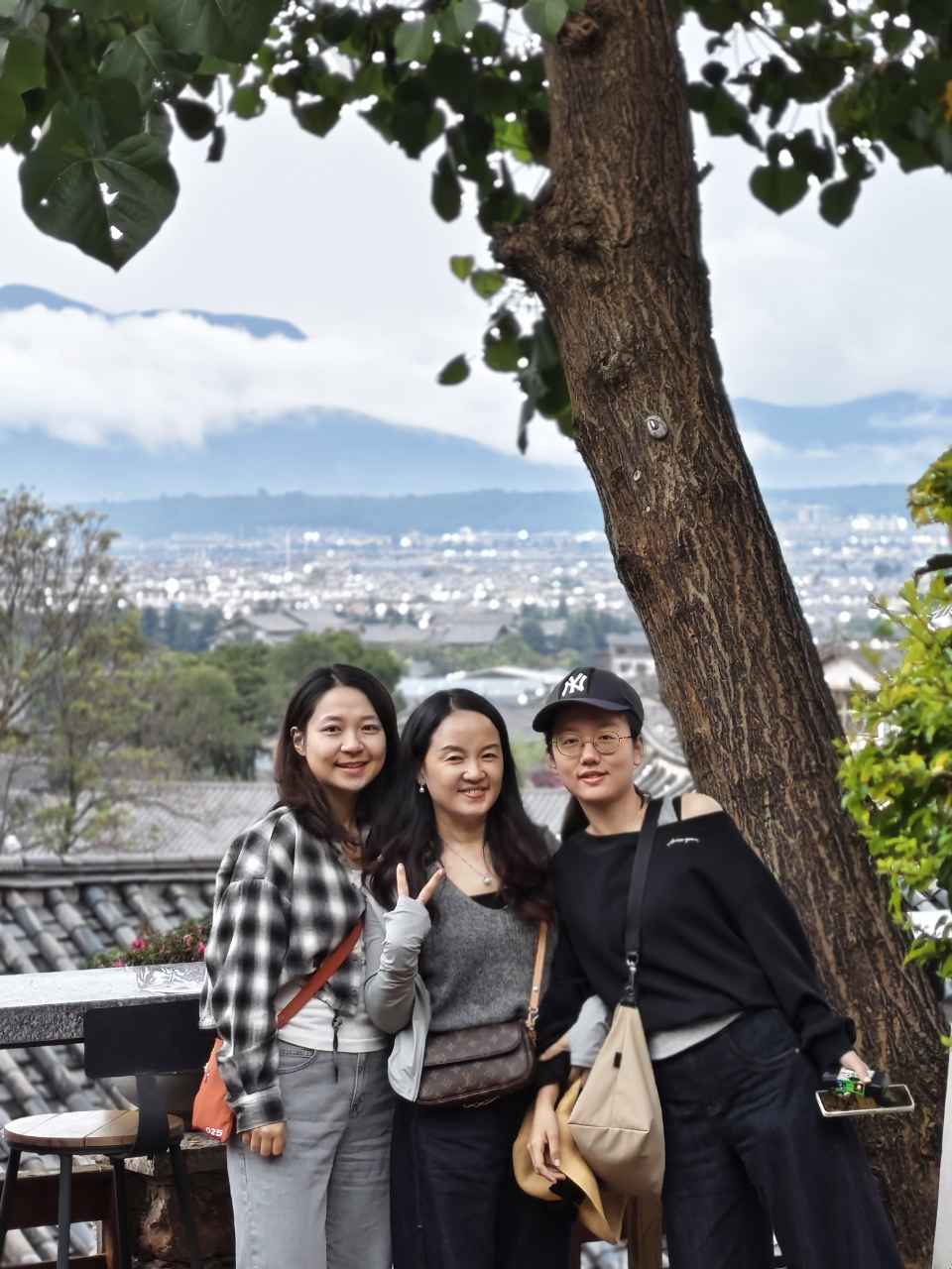花树下合影