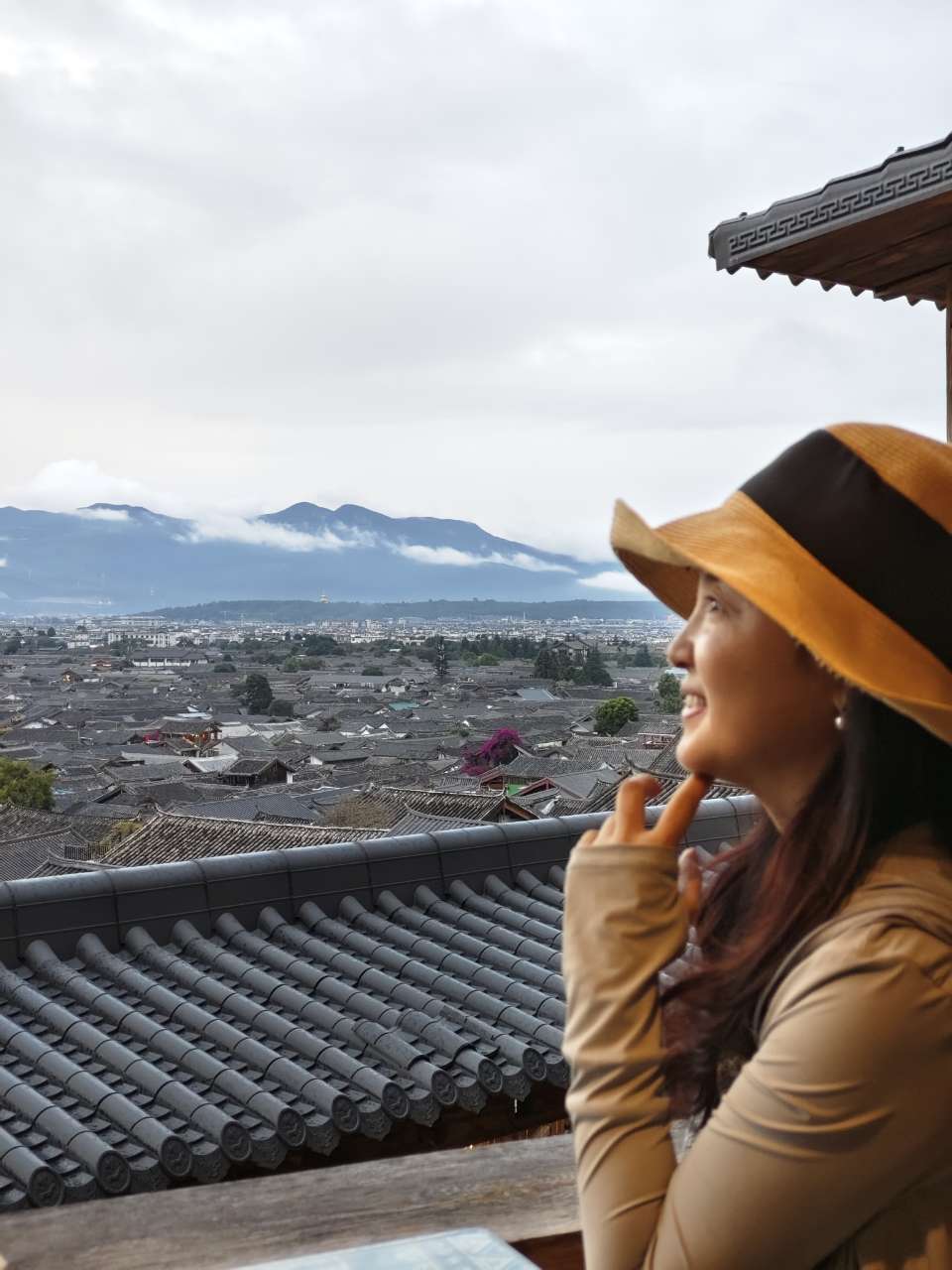 古城屋檐前留影