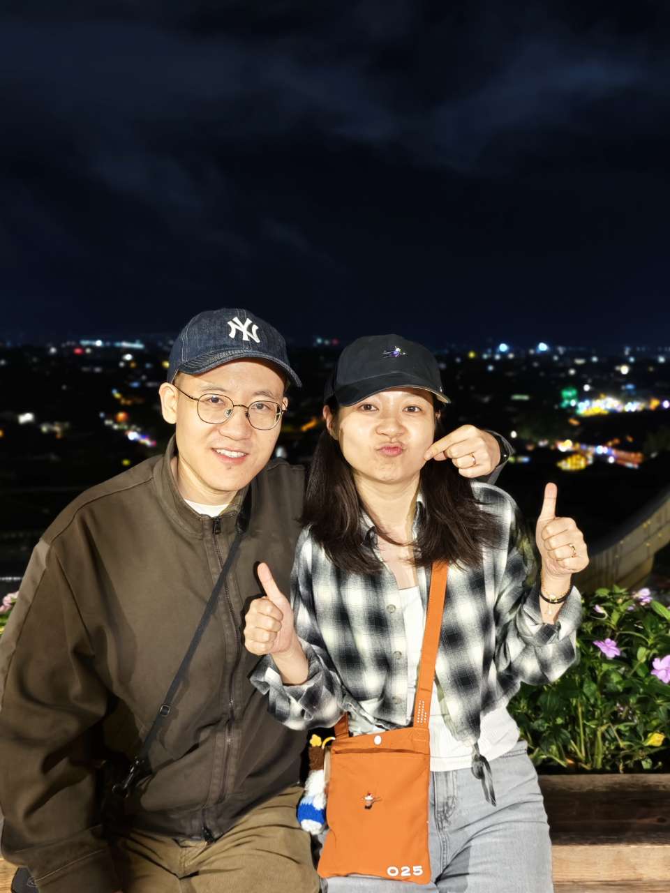 夜晚比赞合影