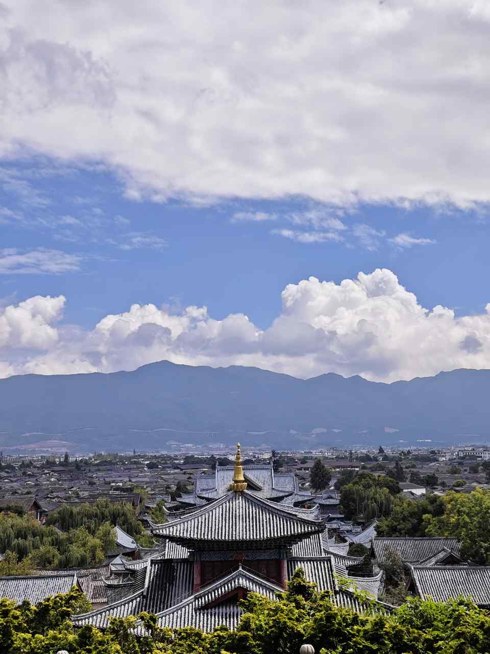 从木府高处俯瞰建筑群与远山