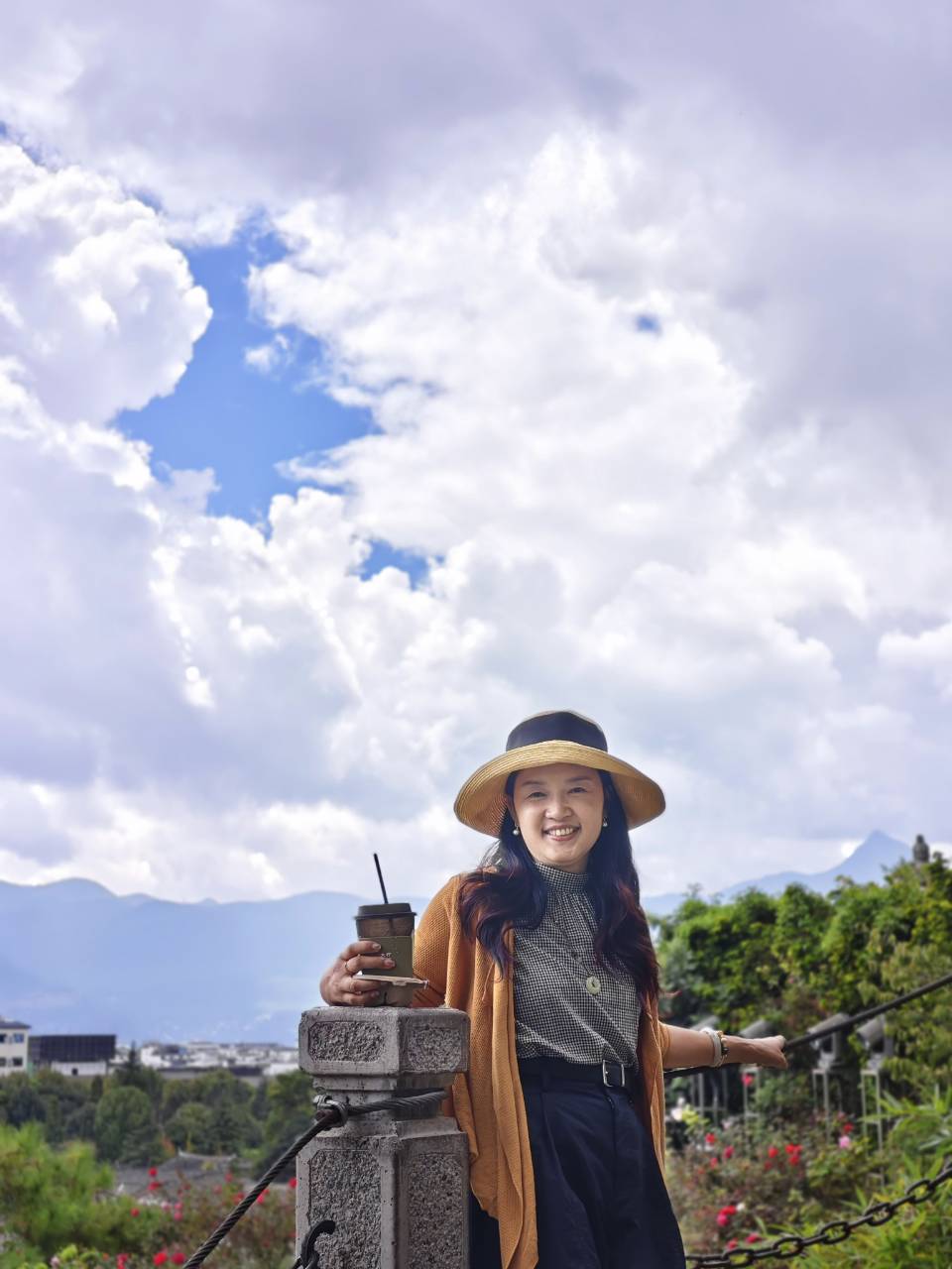 草帽与花墙前留影