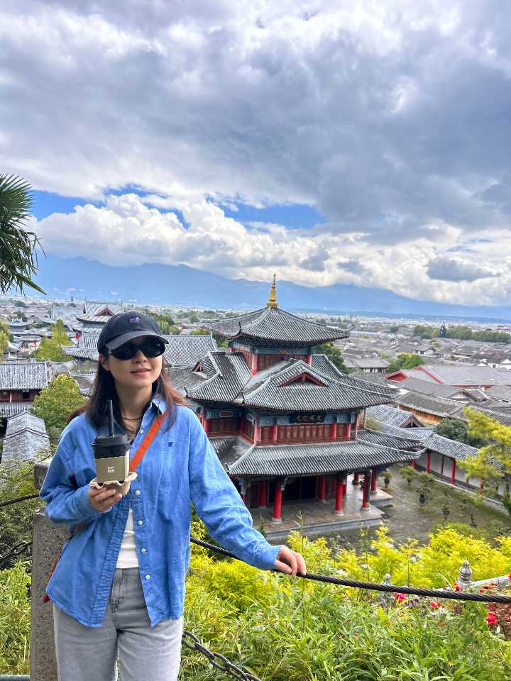 栏杆边举杯远眺