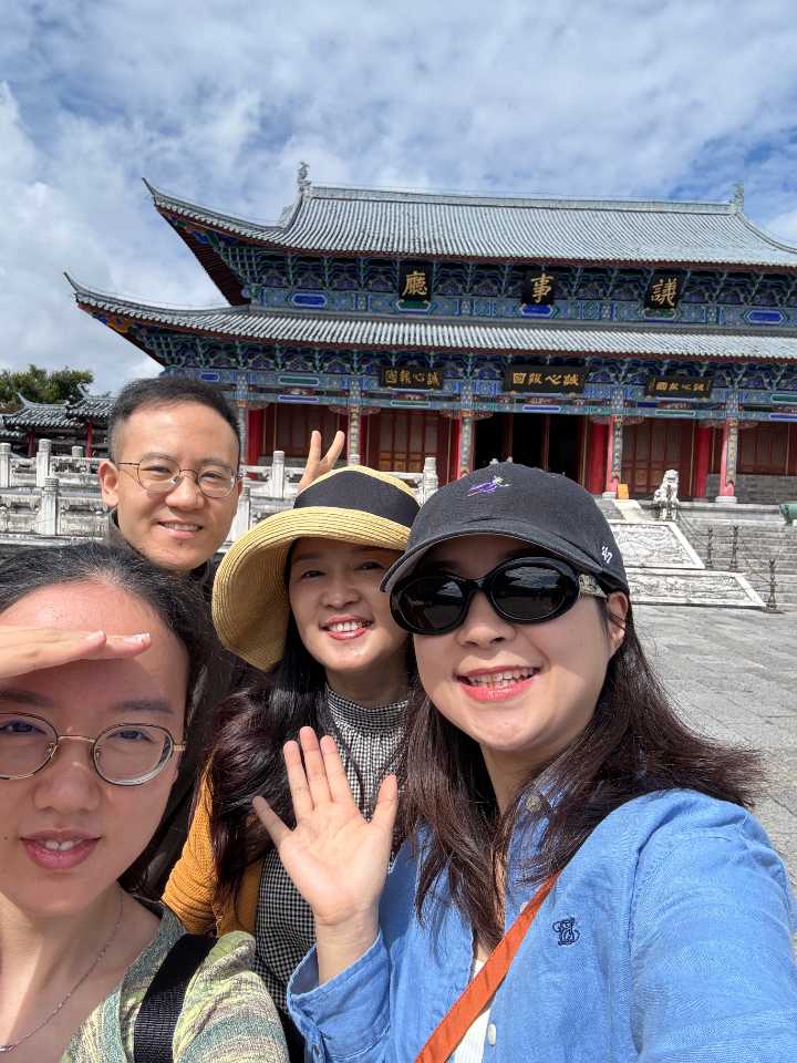 议事厅前一家四口自拍