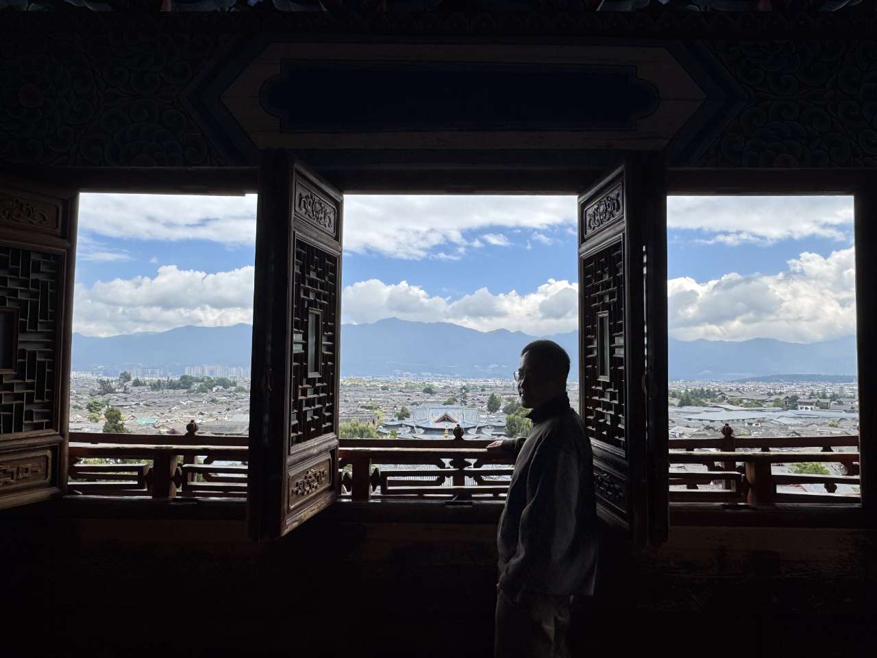 木窗剪影与古城远山
