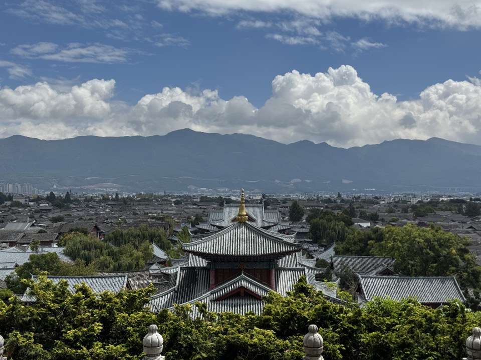 平台望金顶与远山全景