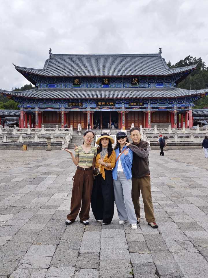 木府正殿前的一家四口合影