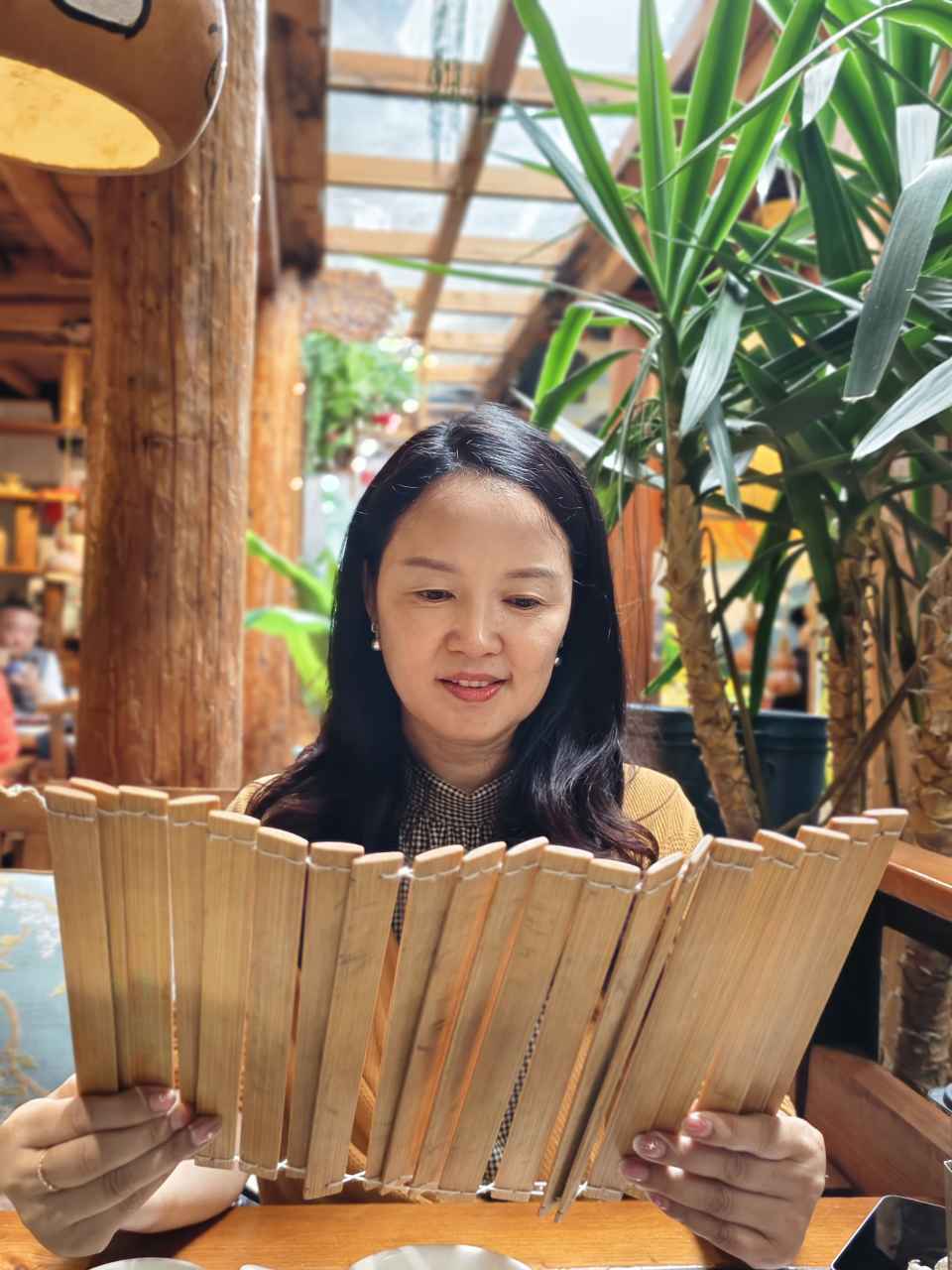 餐馆里翻看竹片菜单
