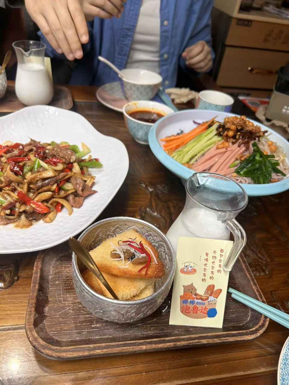 木府旁餐馆的午餐