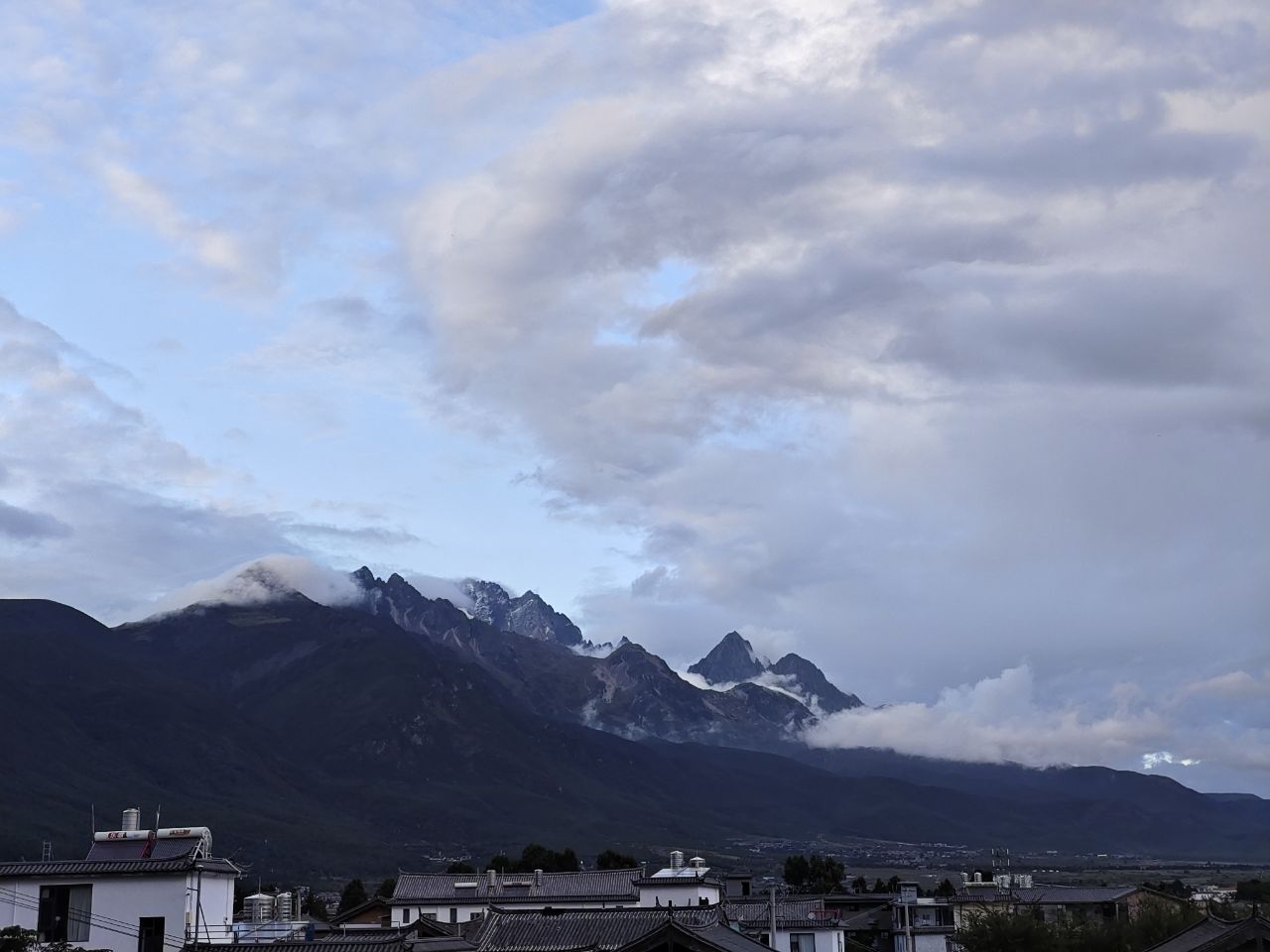 树咖啡屋顶上云绕雪山