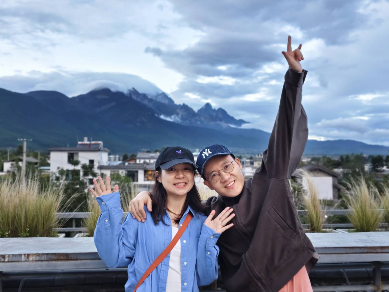 树咖啡屋顶两人举手开心合影