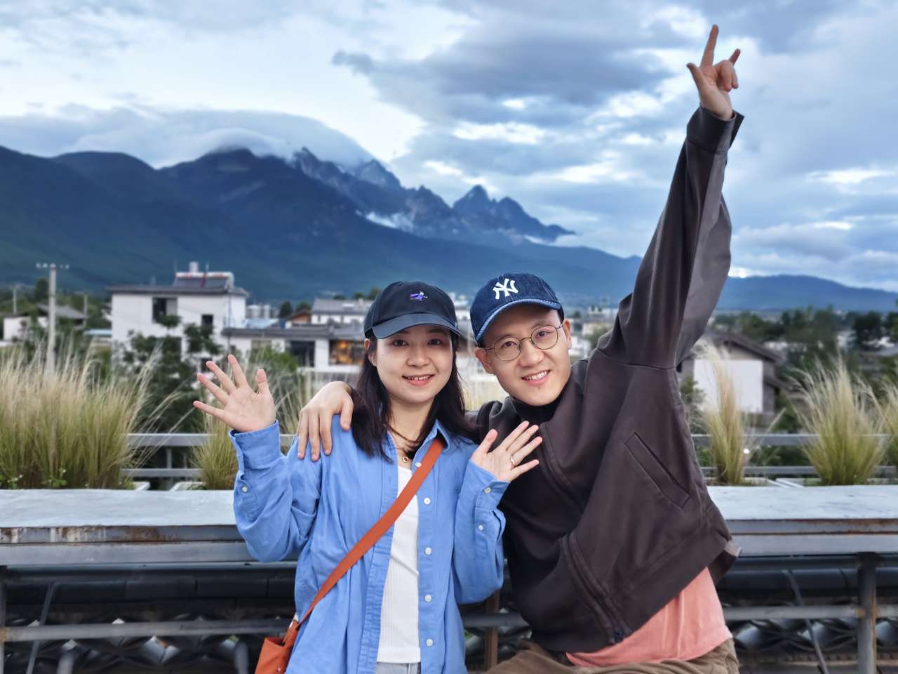 树咖啡屋顶两人开心举手合影
