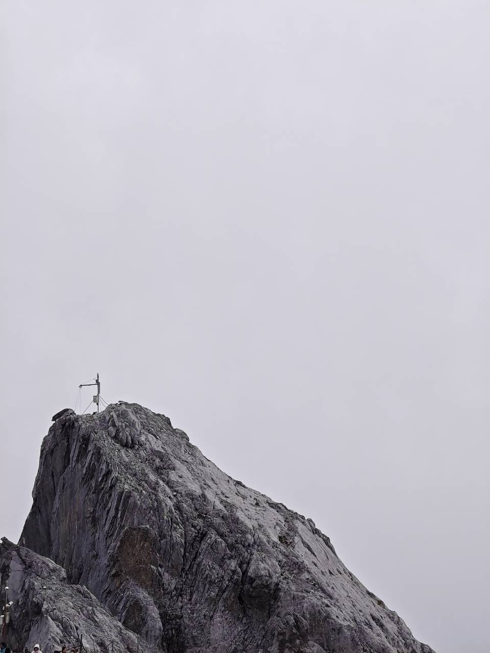 云雾将散时的玉龙雪山冰川公园岩峰