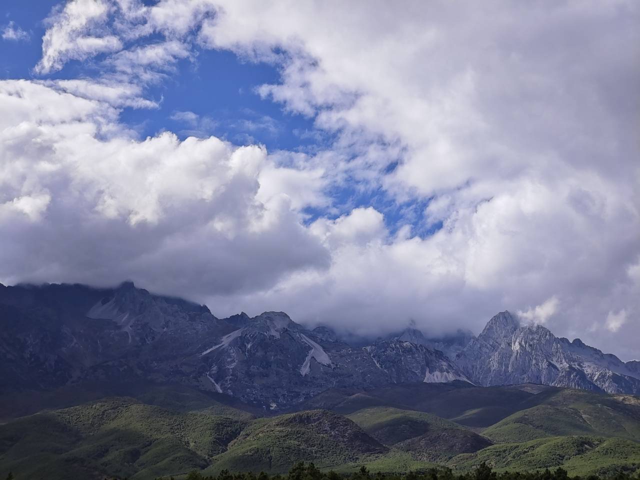 云层散开后露出的玉龙雪山群峰