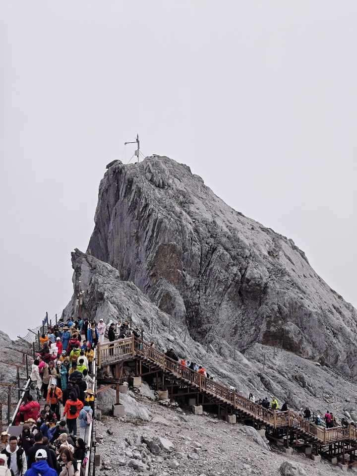 冰川公园栈道上等待的游客与岩峰