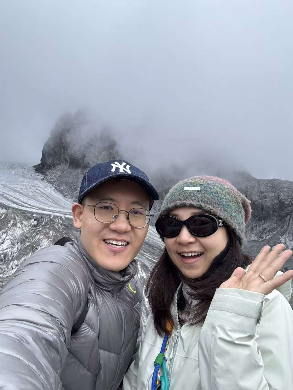 云雾中的玉龙雪山冰川公园双人自拍