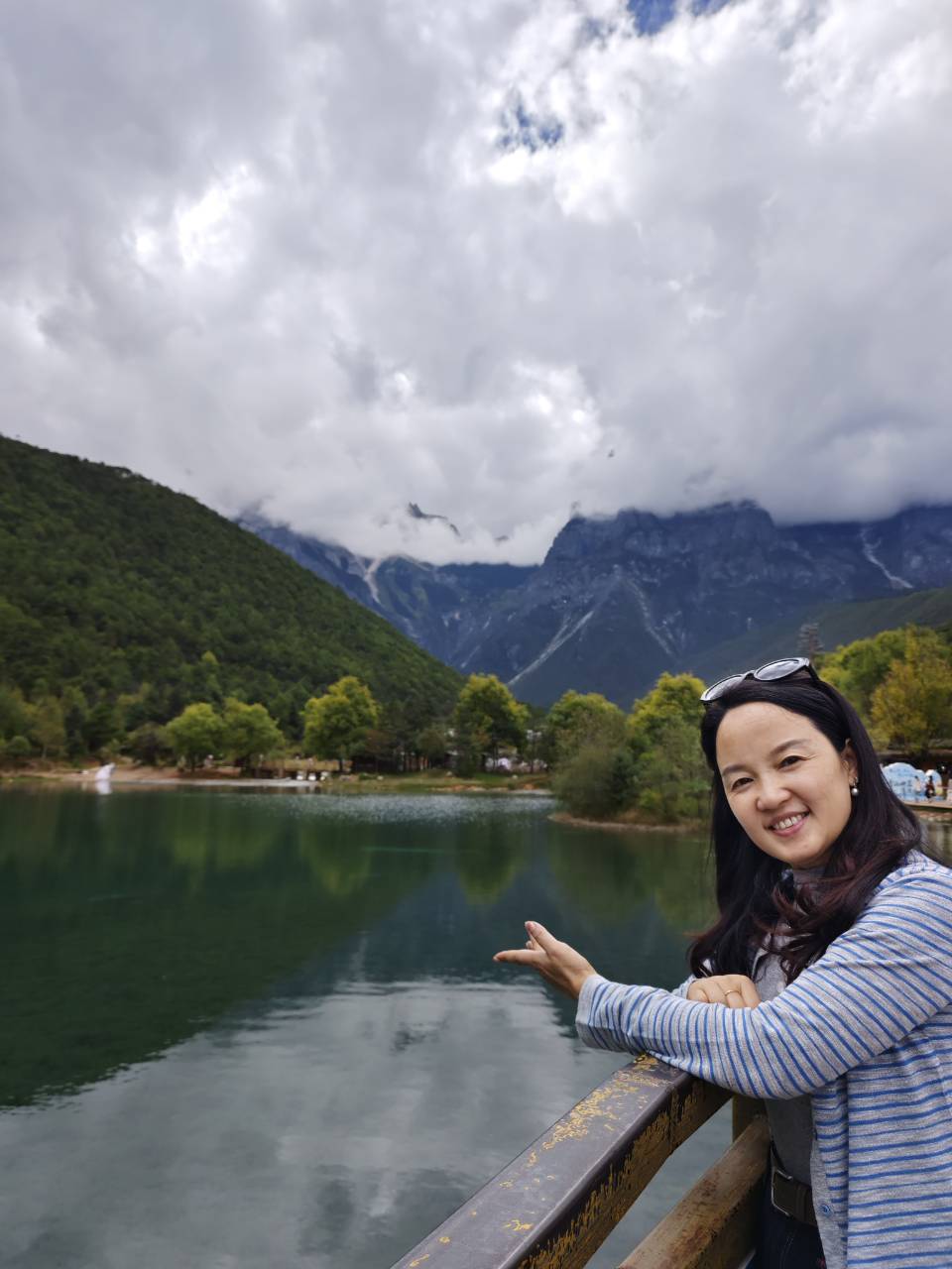 蓝月谷湖畔托起雪山的开心留影