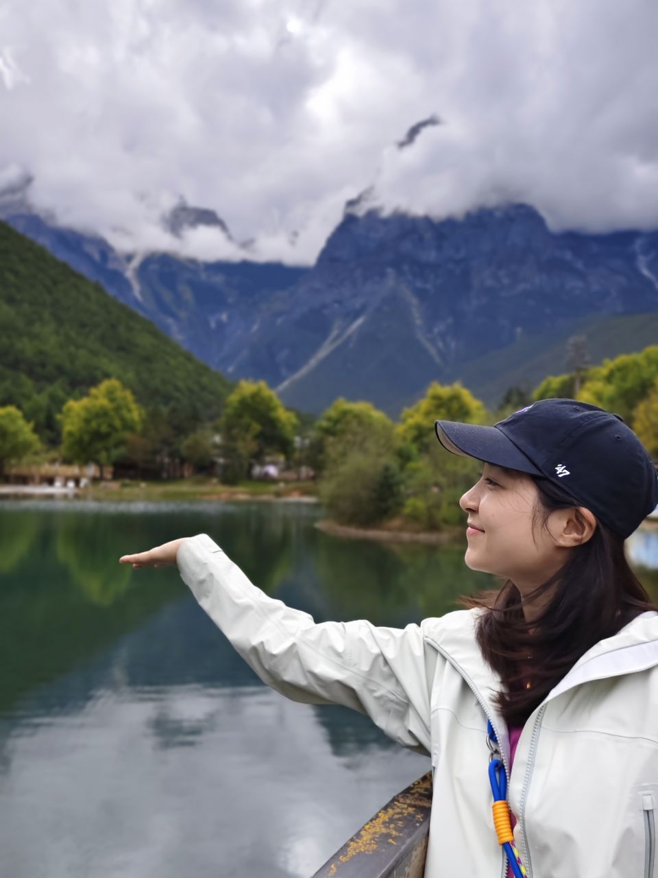 蓝月谷湖畔托起雪山的侧身留影