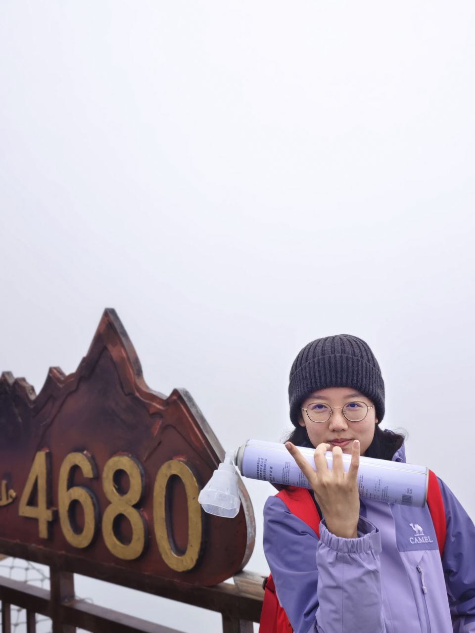 云雾中的玉龙雪山4680米标志与游客留影