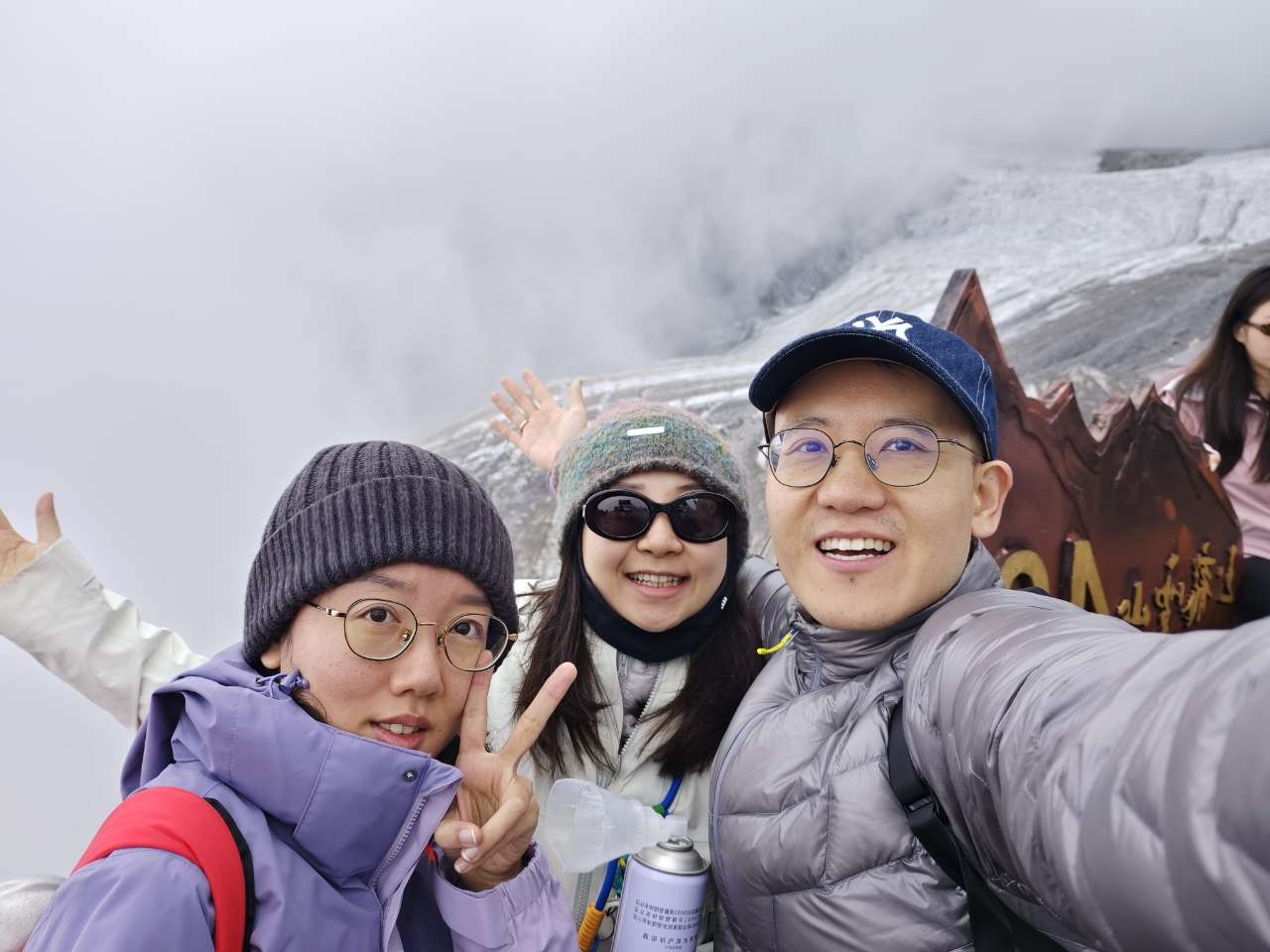 冰川公园雪坡前的三人合影