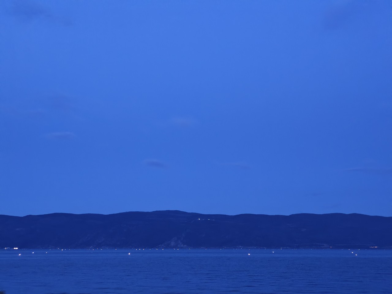 远山与湖面上的渔灯夜景