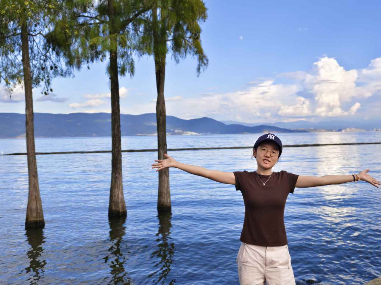 水杉与湖水前张开双臂