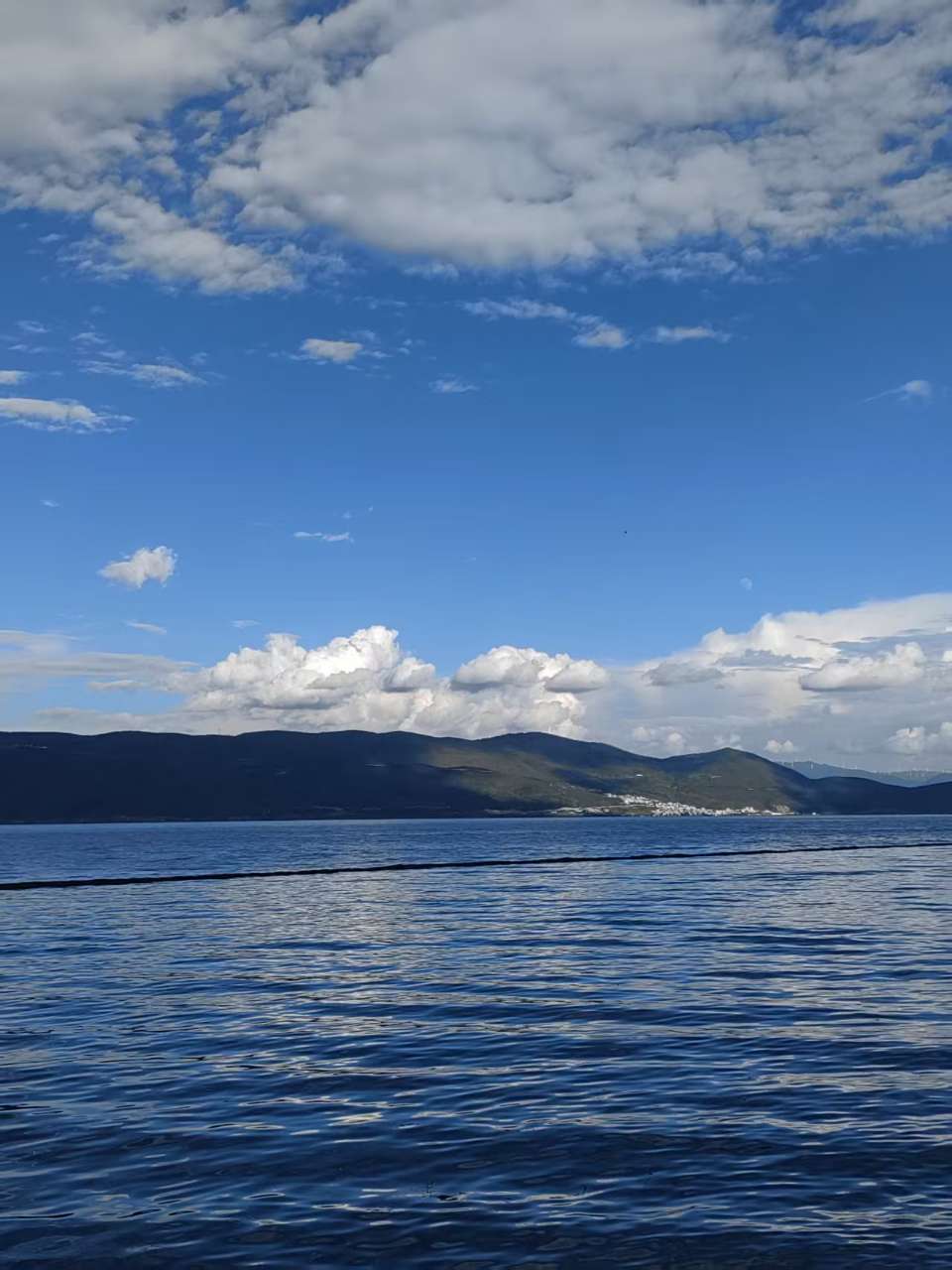 生态廊道边望向洱海:蓝天白云与对岸远山