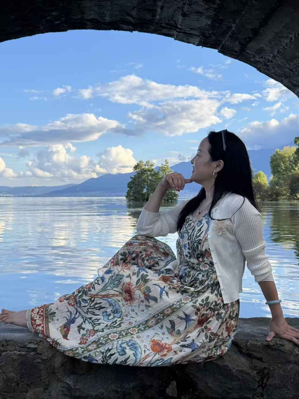 花裙女士在桥洞下托腮远眺洱海